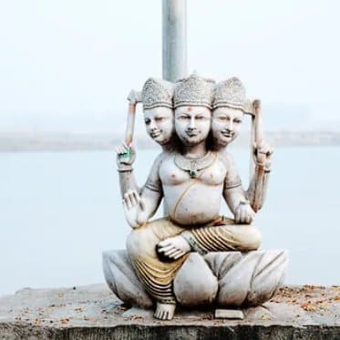 Hinduistische Statue auf einer Lotusblüte